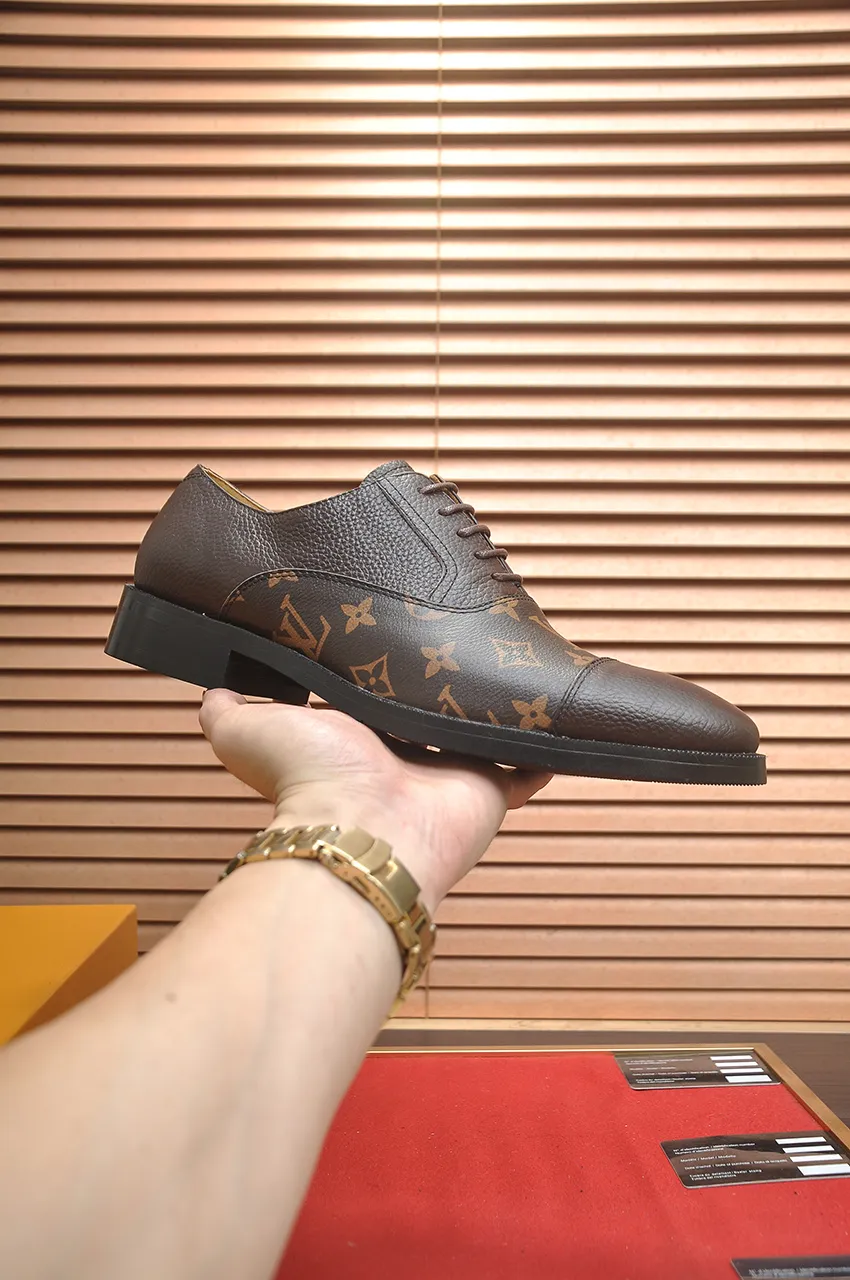 Men's men's shoes 💰500💶 [LV] (original single cowhide lining) 🍀LV's latest genuine leather business suit shoes are launched simultaneously on the official website. The first-layer cowhide imported from Italy is made of heavy gold, 💥official website 1:1 rubber outsole. Versatile to wear, high-end without losing class, and the color combination is extraordinary. This four-season style is alluring when worn on your feet, showing off your big-name flair. Standard code 38-45 (45 customized)